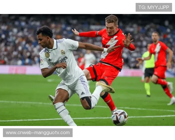 安菲尔德59916名观众创纪录，红军主场气势压皇马