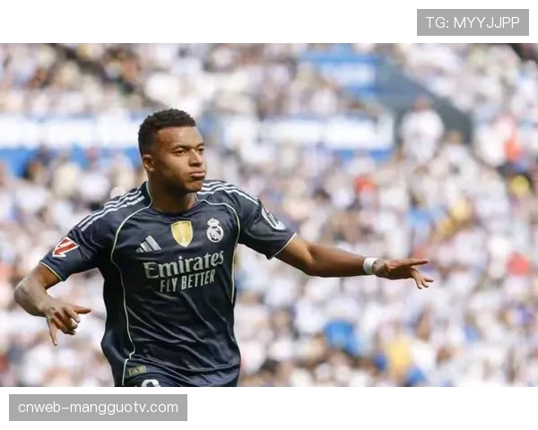 特写镜头：姆巴佩罚入点球后指向看台，其本赛季欧冠已5次在客场取得进球